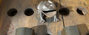 Photo d'un détail du jeu de la grenouille