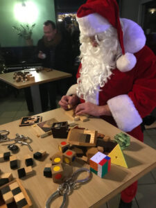 le-pere-noel-joue-aux-casse-tetes
